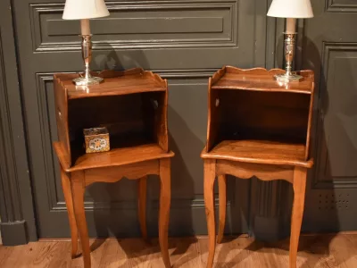 Paire de petits chevets en noyer